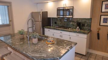 Réfrigérateur, micro-ondes, four, cafetiÚre/bouilloire