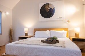 2 makuuhuonetta, työpöytä, silitysrauta/-lauta, vauvan matkasänky