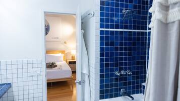 SĂšche-cheveux, serviettes fournies