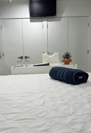 1 habitación, tabla de planchar con plancha, wifi gratis y ropa de cama 