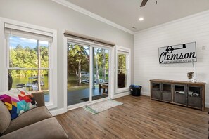 Télévision, cheminée, jeux vidéo, livres