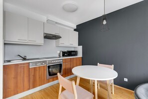 Réfrigérateur, four à micro-ondes, un four, surface de cuisson