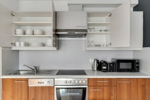 Fridge, microwave, oven, stovetop - Blueground | Alsergrund, rooftop, nr Votivkirche (Vienna)