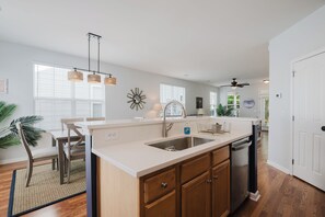 Een magnetron, een oven, een kookplaat, een vaatwasser