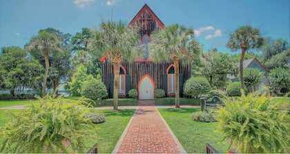 New to market! Lowcountry Luxe: 3-bedroom gem near historic Old Town Bluffton!