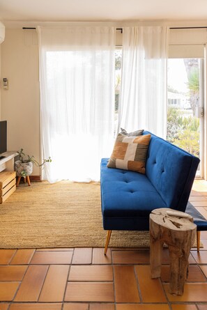 Living area - Rustic, cosy one bedroom guesthouse. Just a short walk to Umina Beach! (Umina Beach)