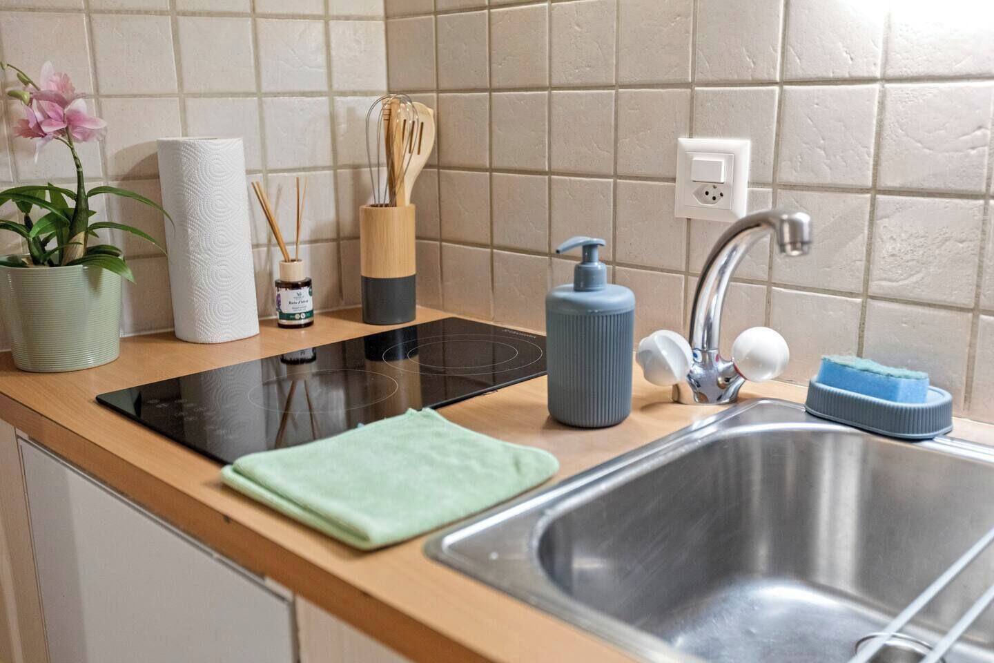 Liesi, kahvin-/teenkeitin, leivänpaahdin, syöttötuoli