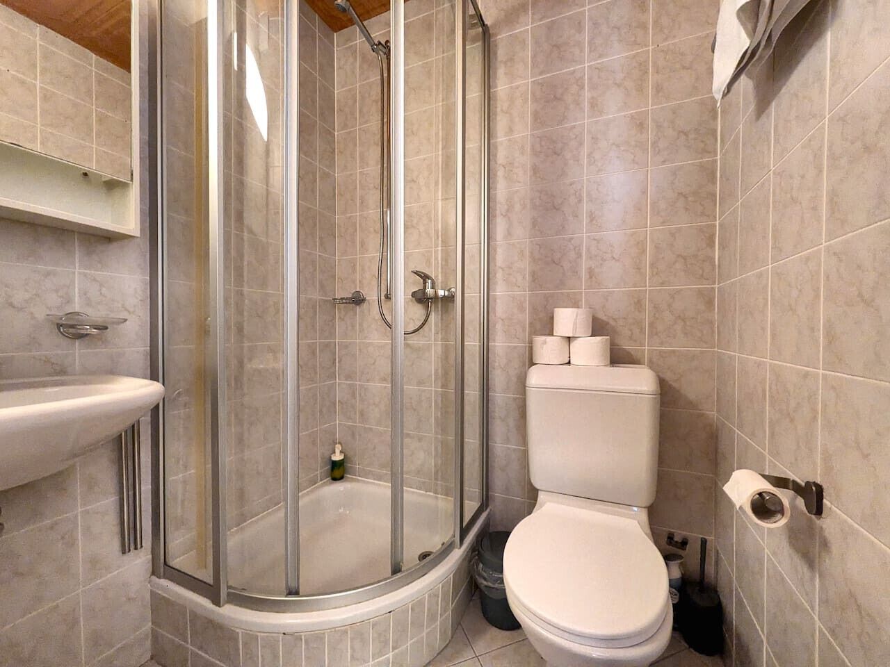 Sèche-cheveux, serviettes fournies