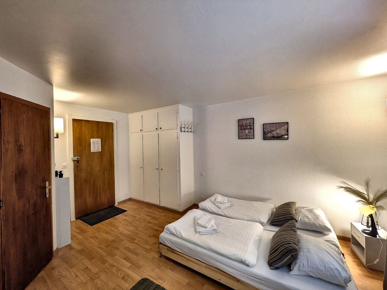 Tabla de planchar con plancha, cuna de viaje, wifi y ropa de cama