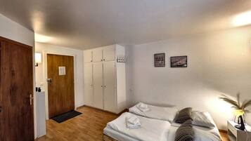 Tabla de planchar con plancha, cuna de viaje, wifi y ropa de cama