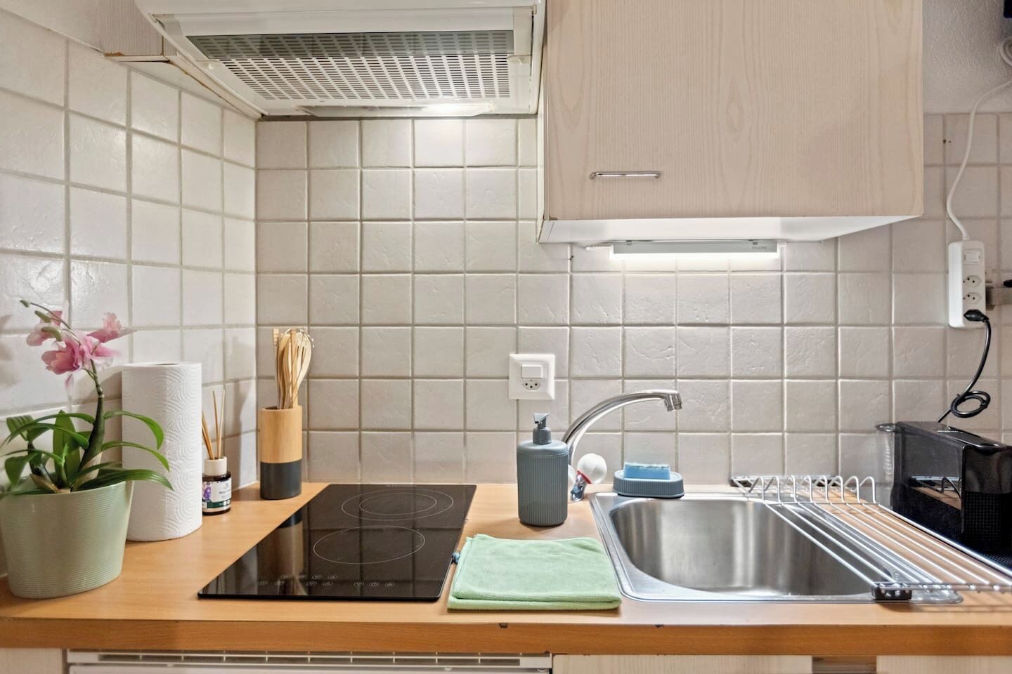 Plaque de cuisson, cafetière/bouilloire, grille-pain, chaise haute