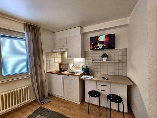 Fridge, stovetop, coffee/tea maker, toaster - Crans-Montana · Studio centre 2 pp · Rue du Prado (Lens)