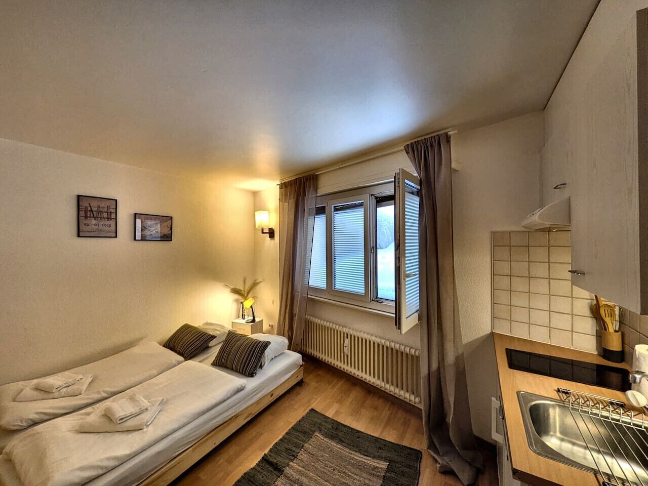 Tabla de planchar con plancha, cuna de viaje, wifi y ropa de cama 