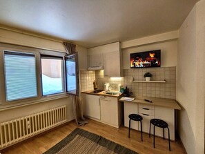 Fridge, stovetop, coffee/tea maker, toaster - Crans-Montana · Studio centre 2 pp · Rue du Prado (Lens)