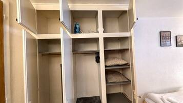 Strykejern/-brett, reiseseng for barn, wi-fi og sengetøy