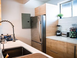 Kjøleskap, mikrobølgeovn, ovn og kokeplater