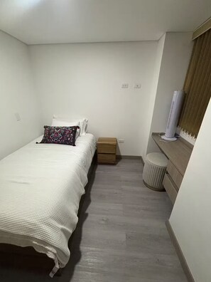 2 habitaciones, tabla de planchar con plancha, wifi y ropa de cama