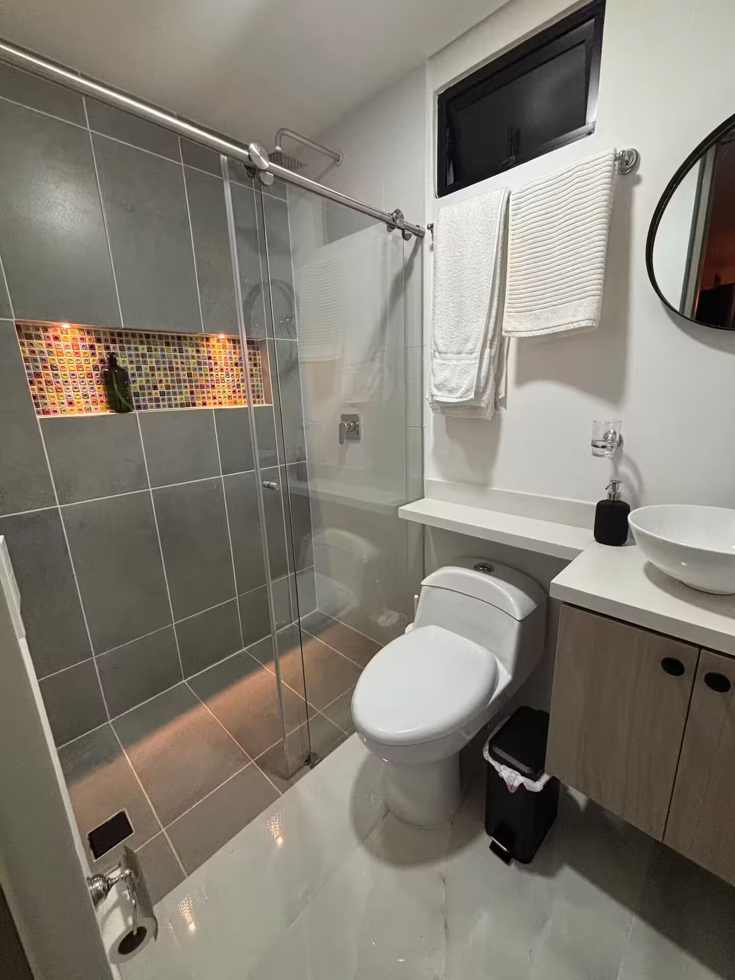 Secadora de cabello, toallas, papel de baño 