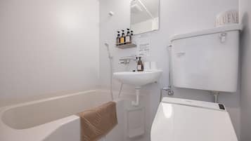 Combined shower/tub, free toiletries, hair dryer, towels