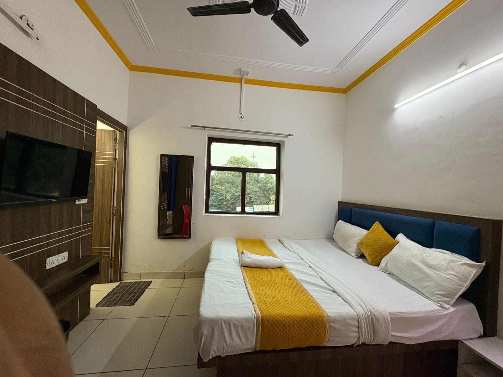 Deluxe Double Room | Hypo-allergenic bedding, down comforters, desk, rollaway beds