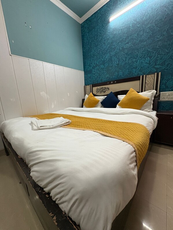 Deluxe Double Room | Hypo-allergenic bedding, down comforters, desk, rollaway beds - HOTEL AD RESEDENCY (Agra)