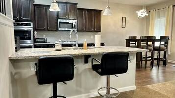 Micro-ondes, four, plaque de cuisson, lave-vaisselle