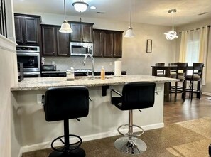 Microondas, horno, parrilla de estufa y lavavajillas 