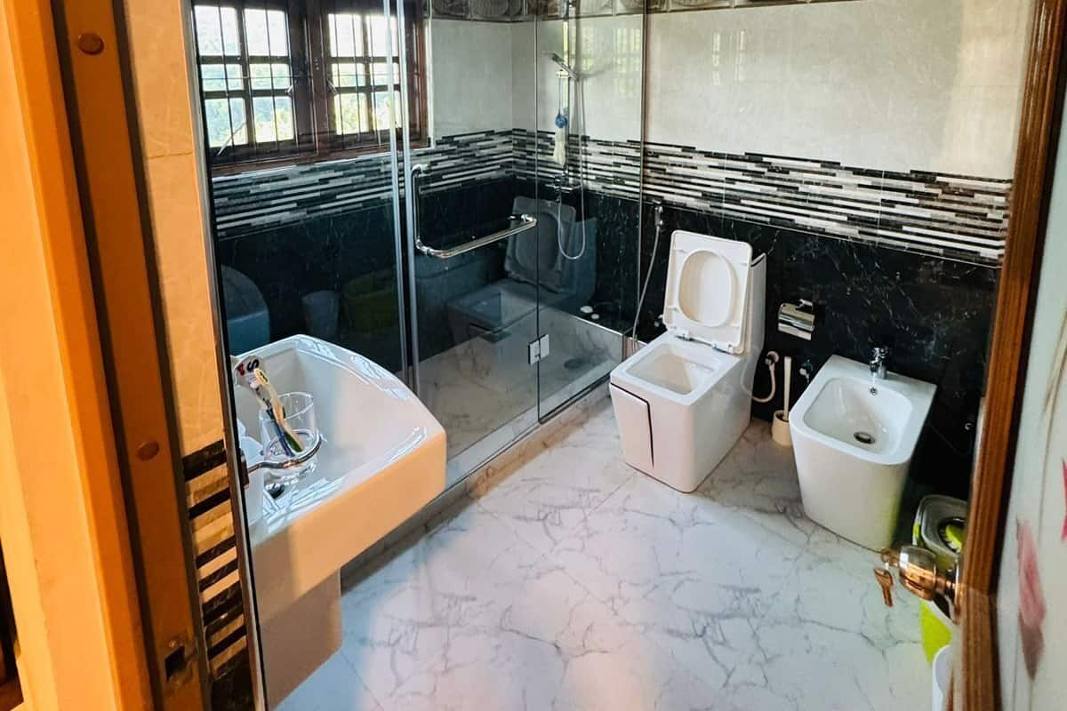 Ein Badezimmer mit Duschkabine, Toilette, Bidet und Waschbecken.