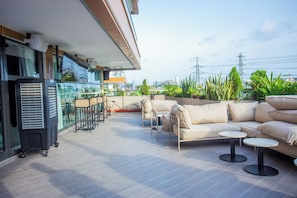 Luxury-Apartment, 1 Schlafzimmer, Stadtblick | Terrasse/Patio