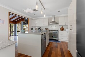 Kühlschrank, Mikrowelle, Herdplatte, Geschirrspüler