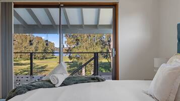 5 bedrooms, desk, iron/ironing board, travel crib