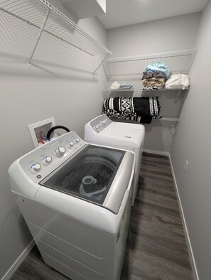 Interior - Relax with the whole family in this peaceful cozy Guest Suite in Livingston (Calgary)