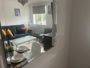 TV, stereo - Apartment - Sleeps 4 & On-site Parking (Oldbury)