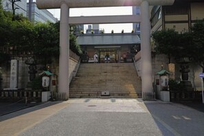 A staircase leading to a building entrance with a traditional Japanese gate. - 2bedrooms apartment nearby Tokyo Tower (Tokyo)