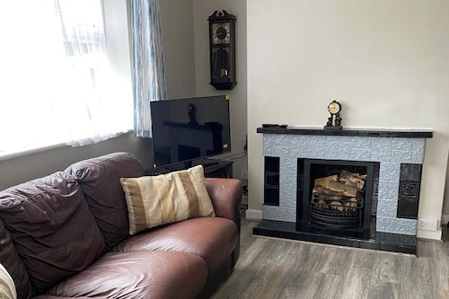 House - Sleeps 10 - Parking - 40 Mins to Dublin