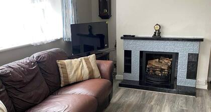 House - Sleeps 10 - Parking - 40 Mins to Dublin