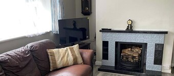 House - Sleeps 10 - Parking - 40 Mins to Dublin