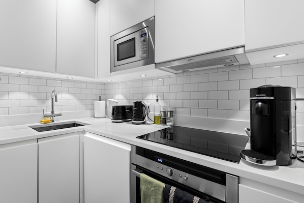 Een koelkast, een magnetron, een oven, een kookplaat