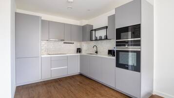 Kühlschrank, Mikrowelle, Ofen, Herdplatte