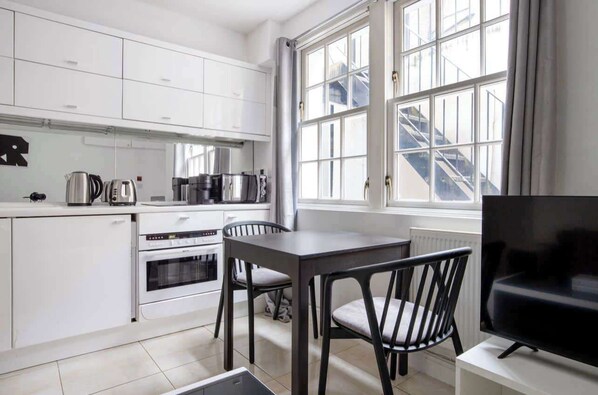 Jääkaappi, mikroaaltouuni, uuni, liesi