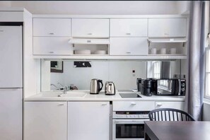 Jääkaappi, mikroaaltouuni, uuni, liesi