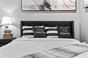 1 bedroom, iron/ironing board, WiFi, bed sheets - Great Design & Central Location! Blocks from SOFI! (Inglewood)