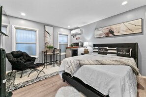 1 bedroom, iron/ironing board, WiFi, bed sheets - Great Design & Central Location! Blocks from SOFI! (Inglewood)