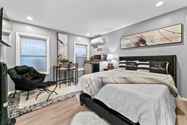 1 bedroom, iron/ironing board, WiFi, bed sheets - Great Design & Central Location! Blocks from SOFI! (Inglewood)