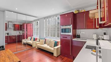 Kühlschrank, Mikrowelle, Ofen, Herdplatte