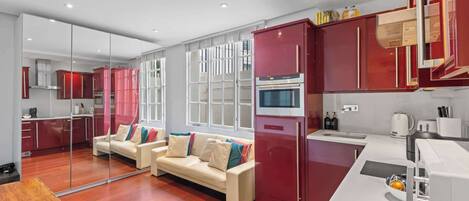 Frigorifero, microonde, forno, piano cottura