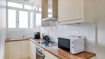 Jääkaappi, mikroaaltouuni, uuni, liesi