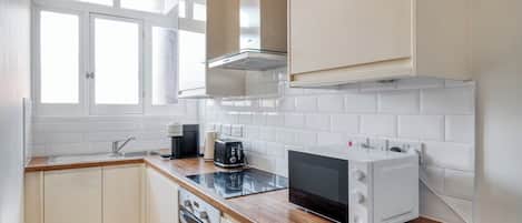 冷蔵庫、電子レンジ、オーブン、コンロ