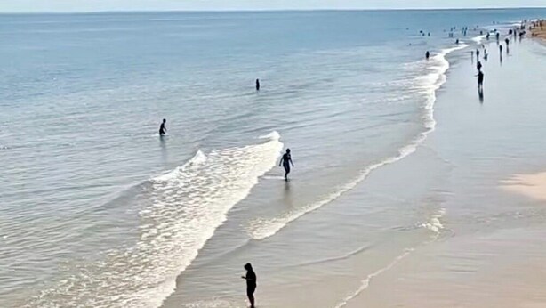 A beach with people walking along the shore. - Seaside Caravan , Free WiFi , Pet friendly (Skegness)