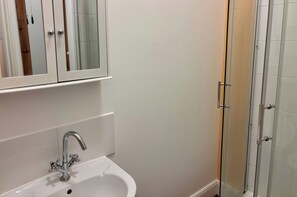 Shower, hair dryer, towels - 2 Bed Apartment-Sleeps 7-Free Parking (Birmingham)